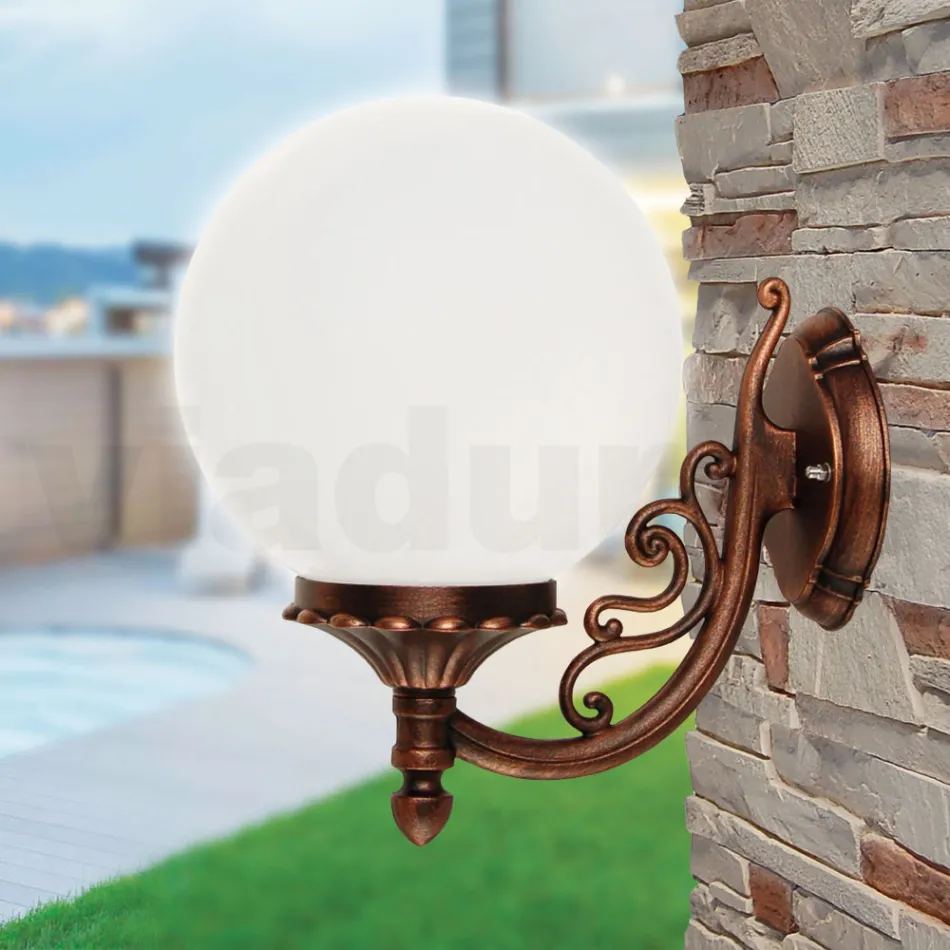 Applique con Sfera in Acrilico e Struttura in Alluminio Pressofuso - Trovanero Viadurini