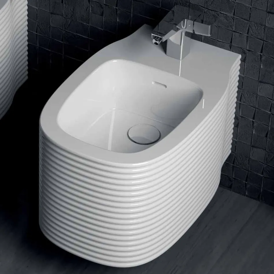 Bidet sospeso in ceramica di moderno design prodotto in Italia, Amleto Viadurini