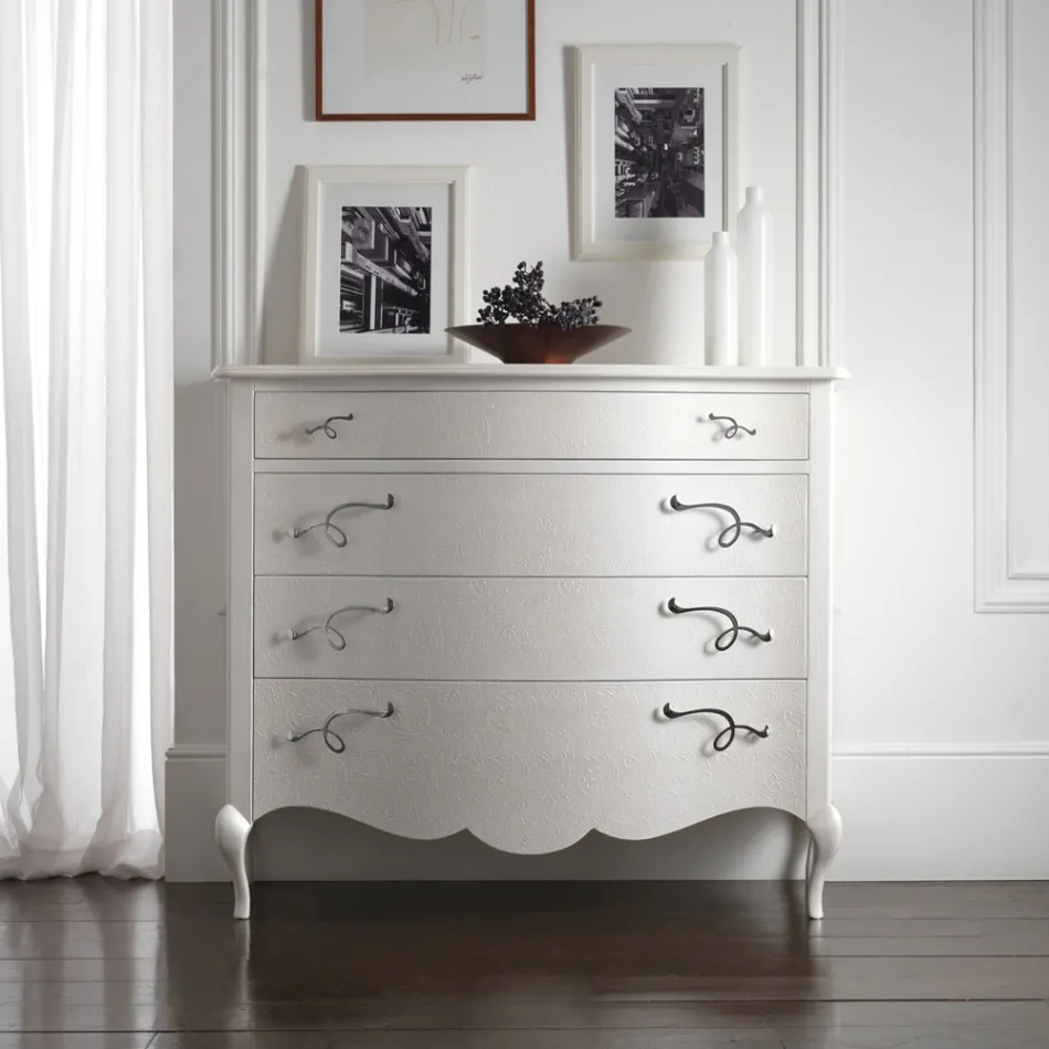 Comò in Legno Bianco Perla a Rilievo con Maniglie Cromate Made in Italy - Berlino Viadurini