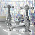 Coppia di Rubinetti Lavabo di Vintage Design in Ottone Made in Italy – Elisea Viadurini
