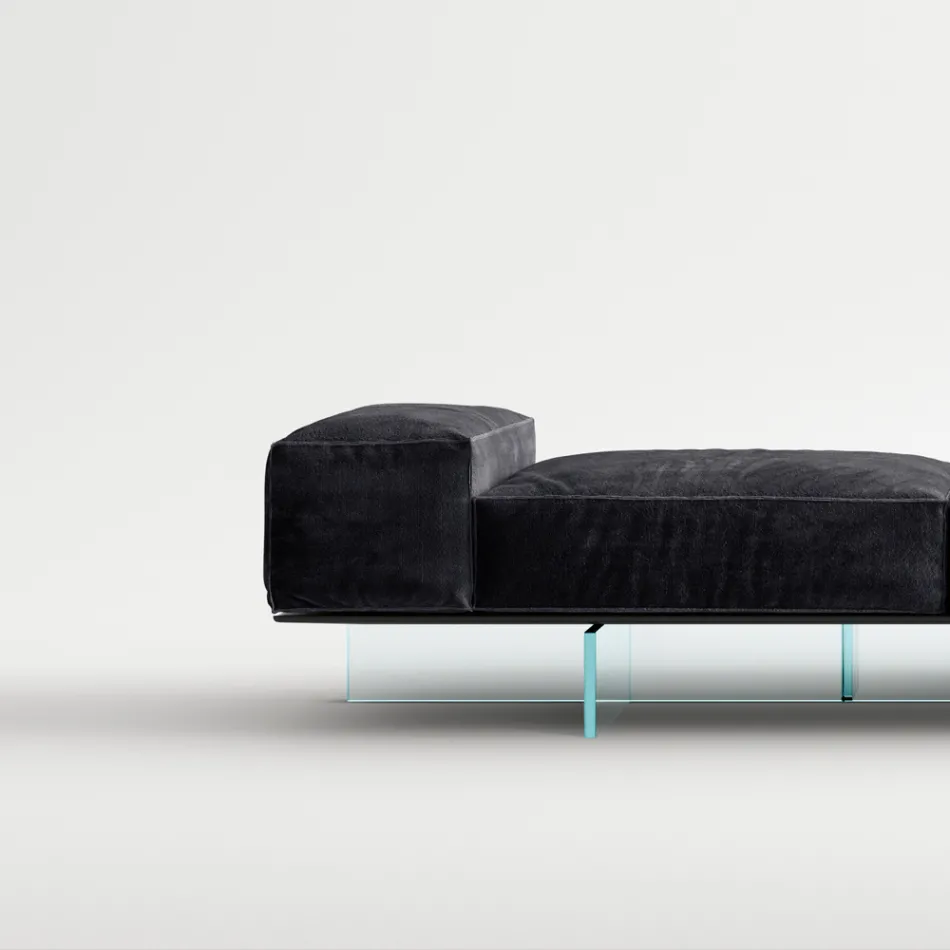 Divano con Base in Vetro Extrachiaro e Seduta in Tessuto Made in Italy - Rory Viadurini