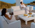 Divano da giardino Jut by Vondom, in resina di polietilene, di design