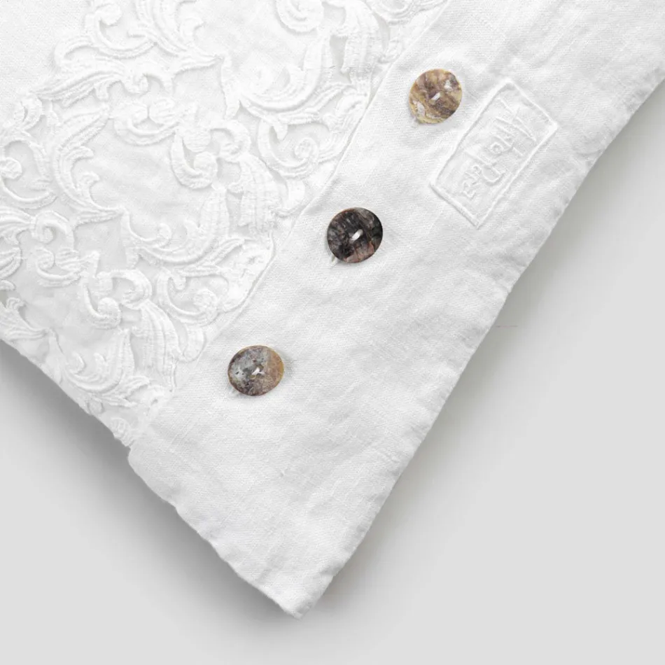Federa Cuscino Quadrato Bianca con Pizzo e Bottoni Lusso Italiano - Logos Viadurini