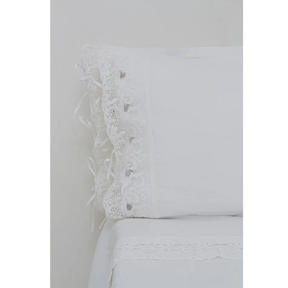 Federa di Lino con Pizzo Bianco per Letto Design di Lusso Made in Italy - Kiss Viadurini
