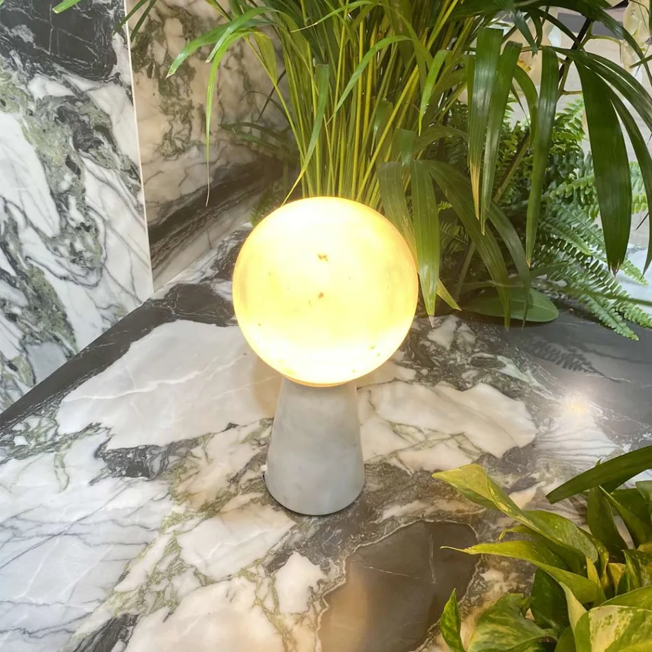 Lampada Conica con Sfera Bianca e Base in Marmo Made in Italy - Tobio Viadurini