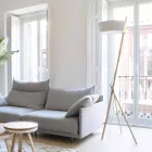 Lampada da Terra in Legno e Metallo con Dettagli in Pelle Vegana - Avetta Viadurini
