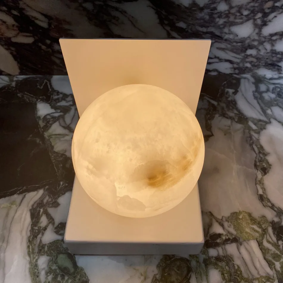 Lampada in Metallo con Sfera Bianca in Marmo Satinato Made in Italy - Issei Viadurini