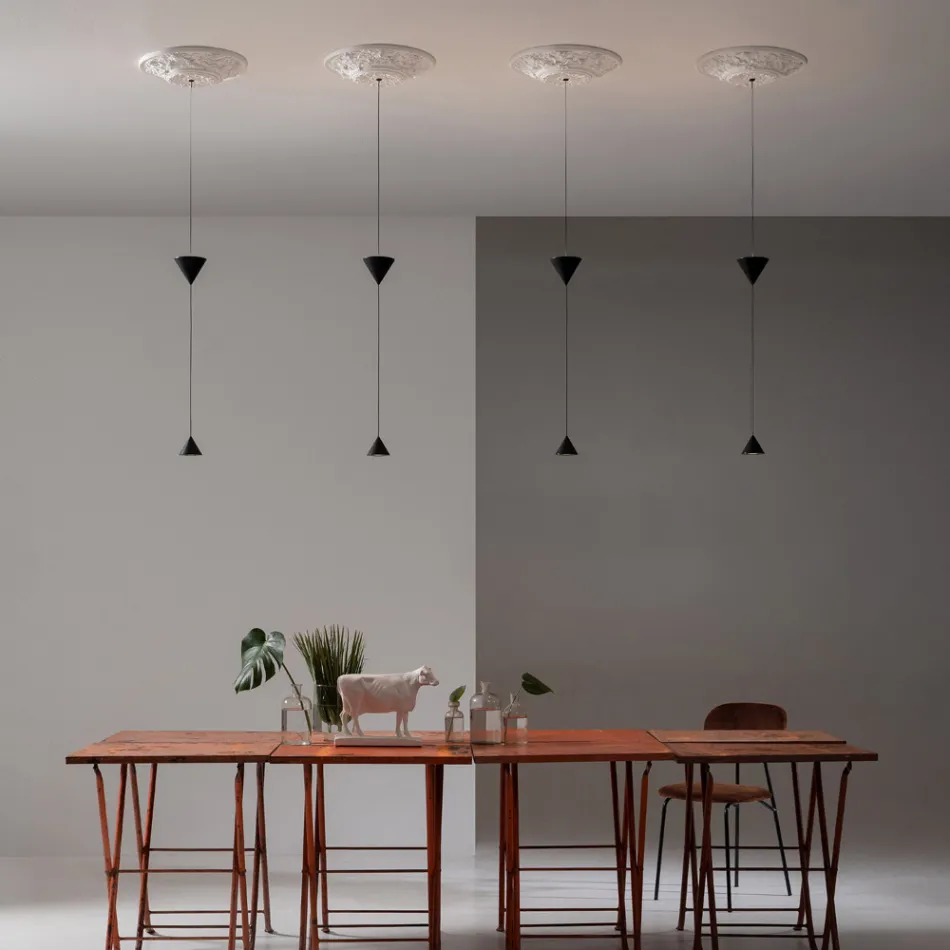 Lampada Sospesa di Design in Gesso bianco e Alluminio Nero 2 Coni - Tesera Viadurini