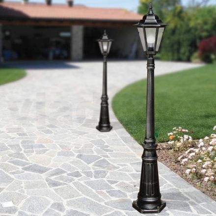 Lampione Alto 154 cm da Giardino in Vetro e 5 Finiture di Alluminio - Pinako Viadurini