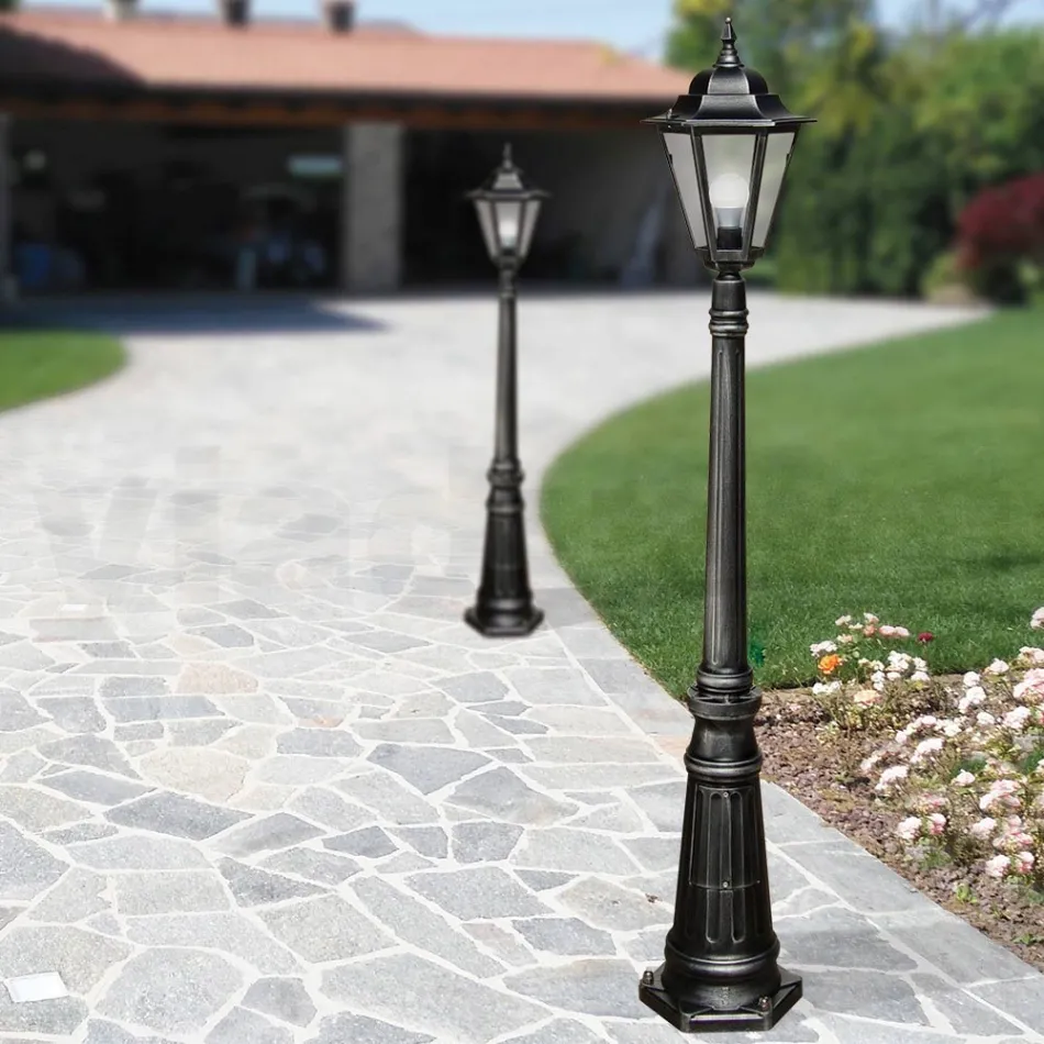 Lampione Alto 154 cm da Giardino in Vetro e 5 Finiture di Alluminio - Pinako Viadurini