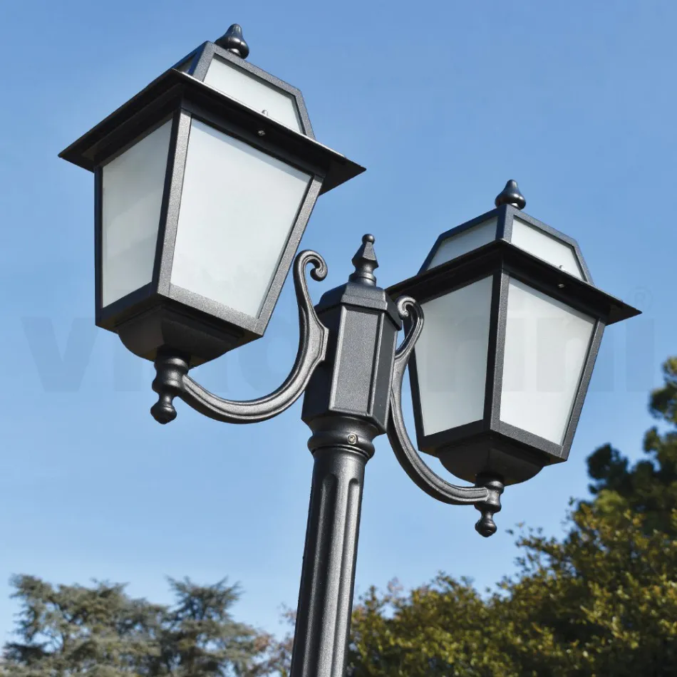 Lampione Alto 238 cm da Giardino in Alluminio Antracite e Vetro Sabbiato - Elric Viadurini