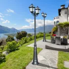 Lampione Alto 249 cm da Giardino in Alluminio Antracite e Vetro Sabbiato - Elric Viadurini