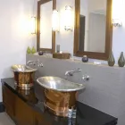Lavabo bagno da appoggio in rame e ferro bianco Cala Viadurini