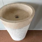 Lavabo bianco in pietra naturale a colonna Siro design, pezzo unico Viadurini