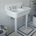 Lavabo per il Bagno Asimmetrico in Ceramica con Poggia Oggetti - Giusy Viadurini
