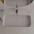 Lavabo Sospeso in Ceramica con Porta Asciugamani Opzionale Made in Italy - Graffa Viadurini