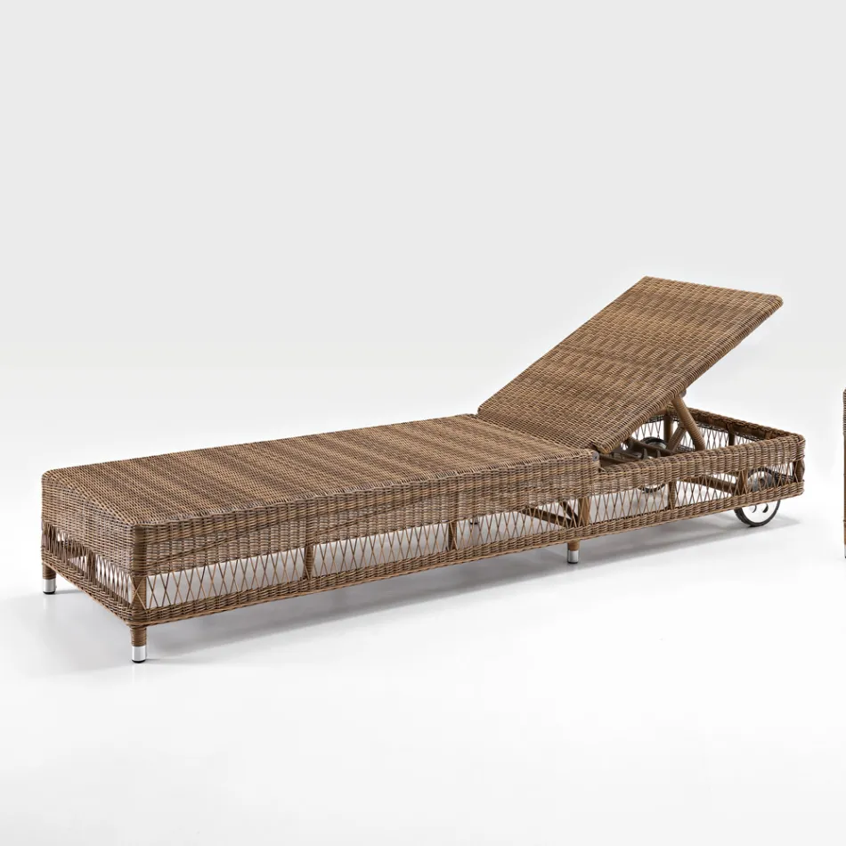 Lettino da Esterno con Ruote in Polyrattan Intrecciato a Mano - Gigi Viadurini