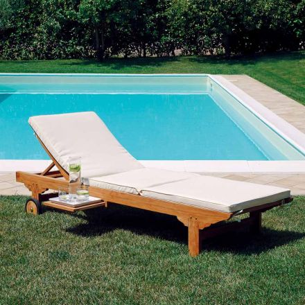 Lettino da Giardino in Teak con Tavolino Estraibile e Ruote - Oasi Viadurini