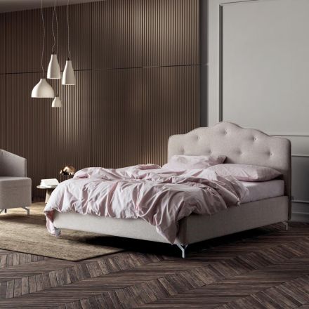 Letto Matrimoniale 160x190 con Testata a Balza Perimetrale e Bottoni - Riposo Viadurini