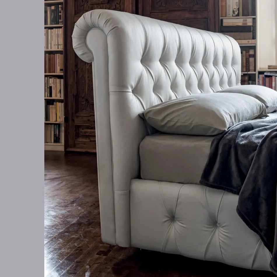 Letto Matrimoniale con Imbottitura Capitonné e Piedini in Legno - Briosco Viadurini