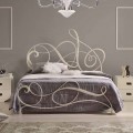 Letto matrimoniale in ferro battuto con decoro chiave di violino Atena