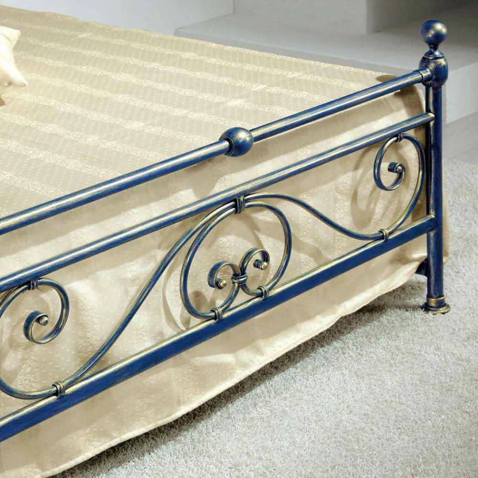 Letto una piazza e mezzo in ferro battuto schiacciato di design Gloria Viadurini