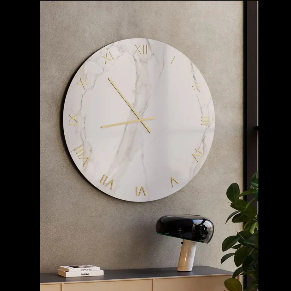Orologio da Parete in Vetro Effetto Marmo Calacatta con Lancette in Ottone - Axis Viadurini