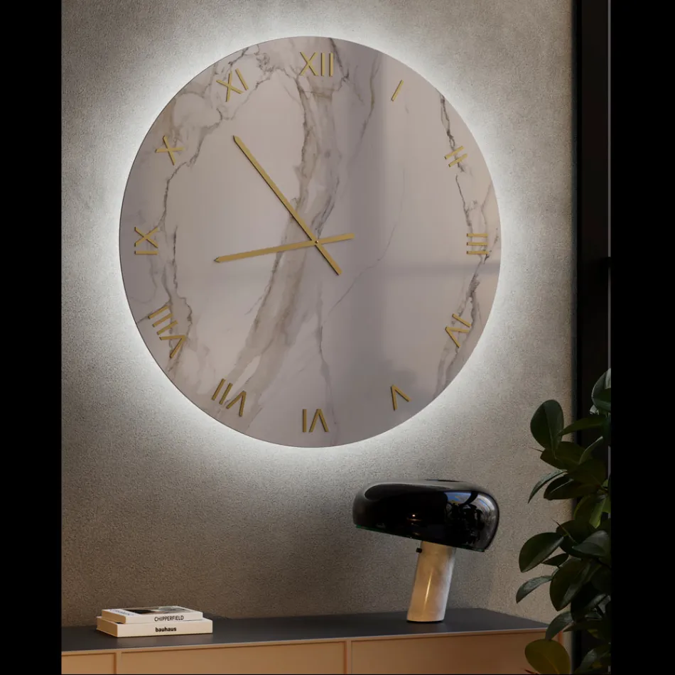 Orologio da Parete in Vetro Effetto Marmo Calacatta con Lancette in Ottone - Axis Viadurini