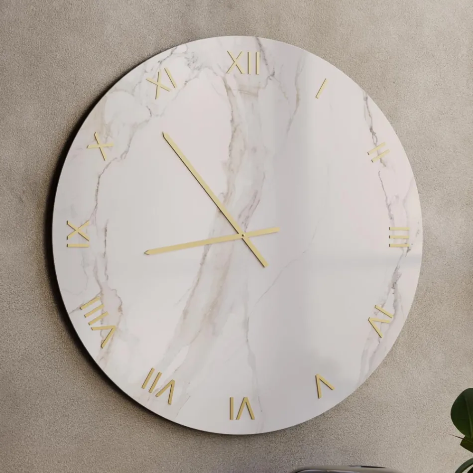 Orologio da Parete in Vetro Effetto Marmo Calacatta con Lancette in Ottone - Axis Viadurini
