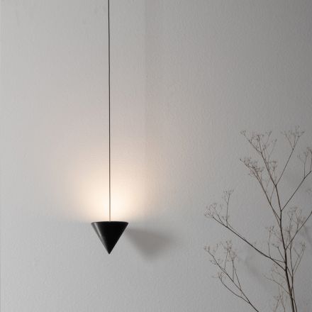 Piantana a Filo in Alluminio Nero e Cono Grande Design Minimale - Mercado Viadurini