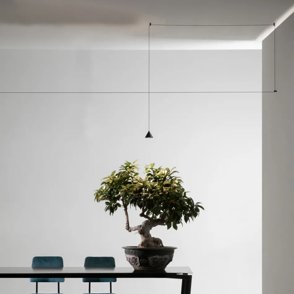 Piantana a Filo in Alluminio Nero e Cono Piccolo Design Minimale - Mercado Viadurini