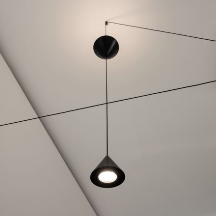 Piantana a Filo in Alluminio Nero e Doppio Cono Design Minimale - Mercado Viadurini