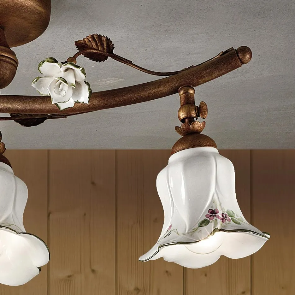 Plafoniera a 3 Luci in Ceramica Artigianale con Rosa di Decoro - Pisa Viadurini