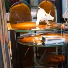 Tavolino da caffè basso di design con piano in vetro e legno Bigo Viadurini