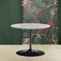 Tavolino Tulip Saarinen H 39 Ovale con Piano in Marmo di Carrara Statuarietto - Scarlet