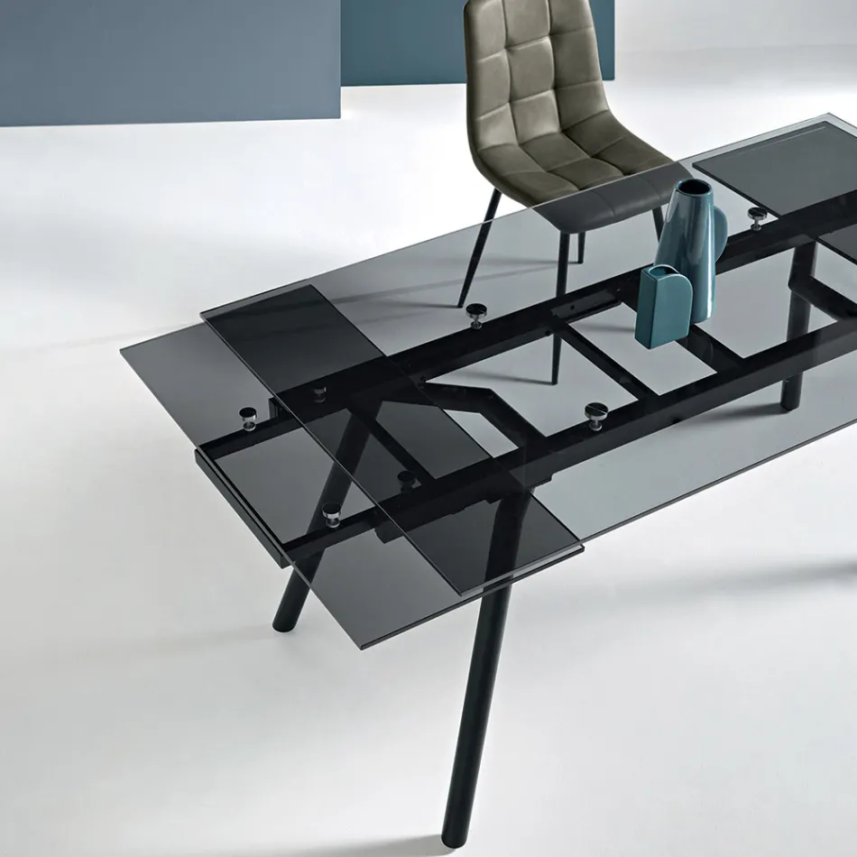 Tavolo Allungabile 160/240x91 cm in Vetro Fumè e Base in Metallo Nero - Colonna Viadurini