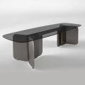 Tavolo con Piano Sagomato in Vetro e Base in Metallo Curvato - Piacere