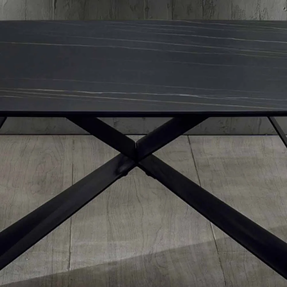 Tavolo da Pranzo di Design in Ceramica Effetto Portoro e Metallo Opaco - Falcon Viadurini