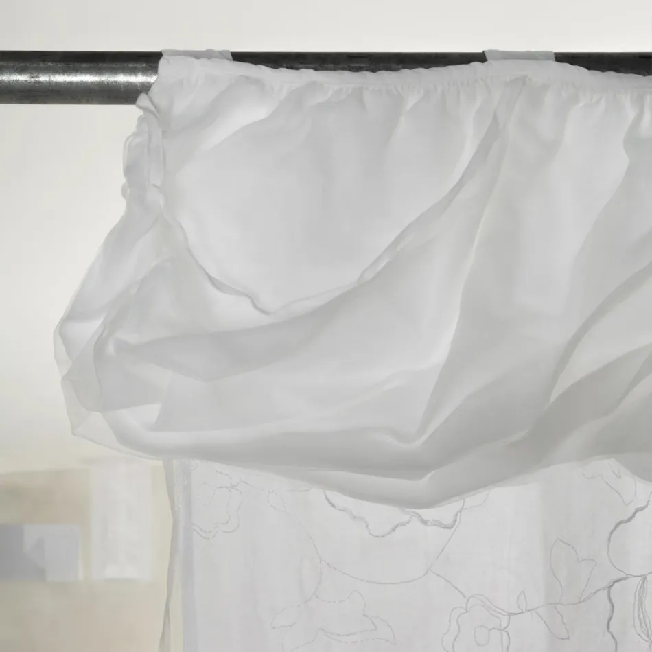 Tenda Bianca in Garza di Lino e Organza con Ricamo di Rose Elegante - Mariarosa Viadurini