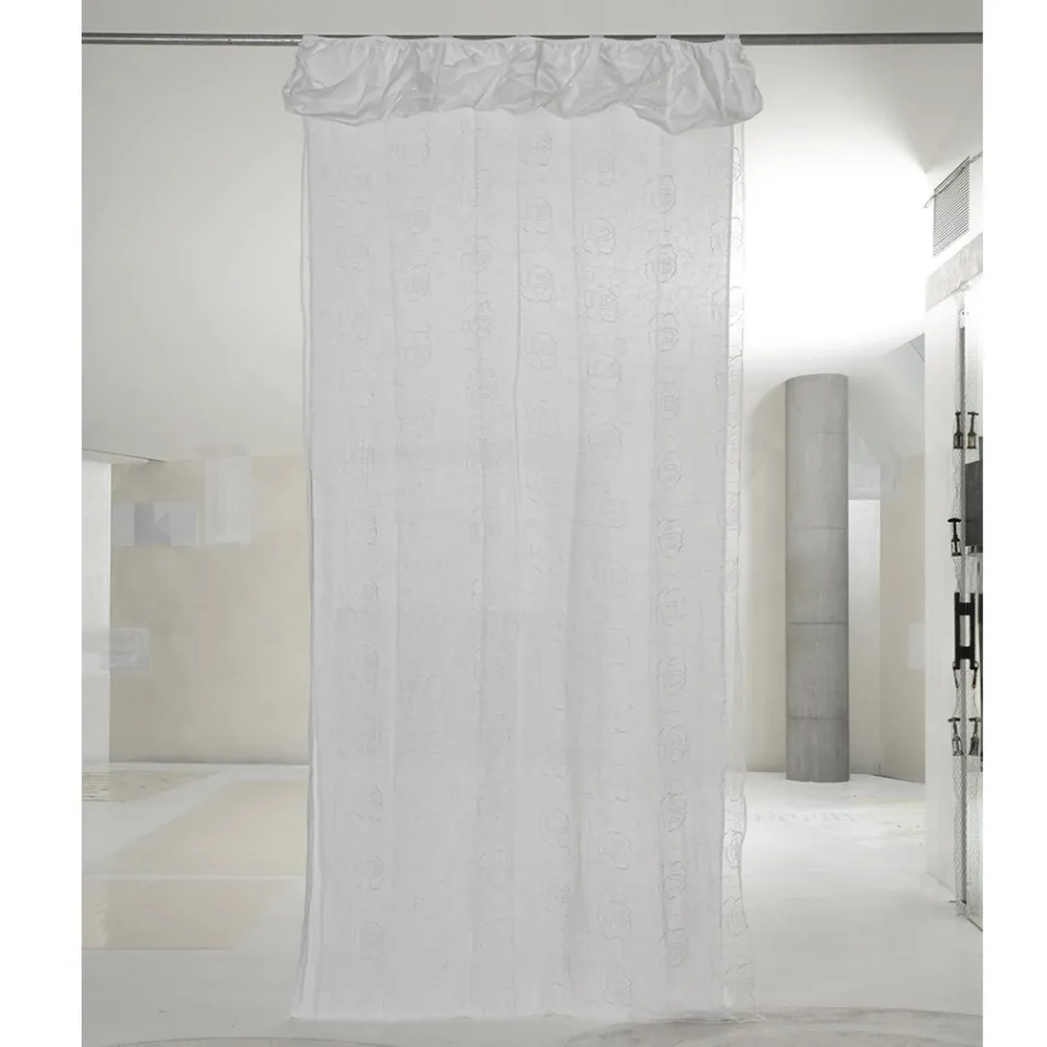 Tenda Bianca in Garza di Lino e Organza con Ricamo di Rose Elegante - Mariarosa Viadurini