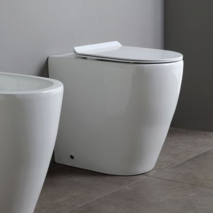 Vaso Wc con Scarico Traslato e Sedile Soft Close in Ceramica - Oleandro Viadurini